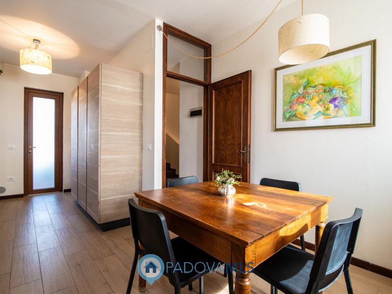 Immobile in esclusiva al Gruppo Padova MLS
Proponiamo mezza bifamiliare Posizionata in un quartie...