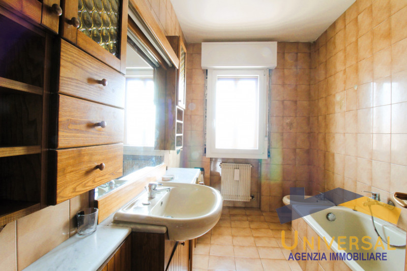 MASSANZAGO - In zona centralissima, che permette di raggiungere tutti i servizi del paese, quali ...