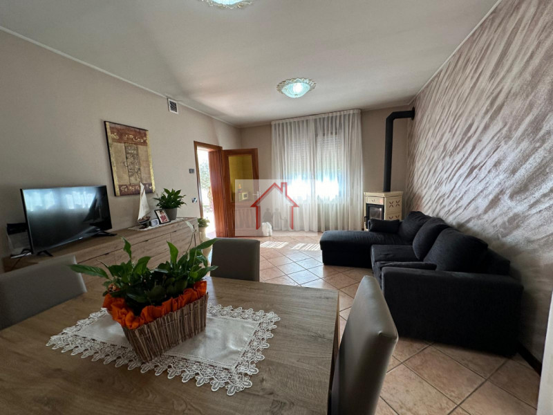 Proponiamo in vendita una splendida casa singola, situata nella tranquilla frazione di Venegazzù ...