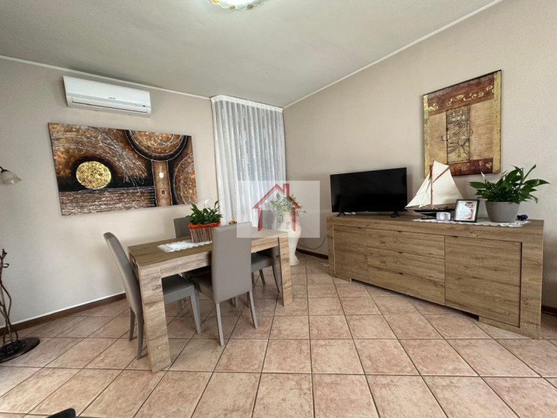 Proponiamo in vendita una splendida casa singola, situata nella tranquilla frazione di Venegazzù ...