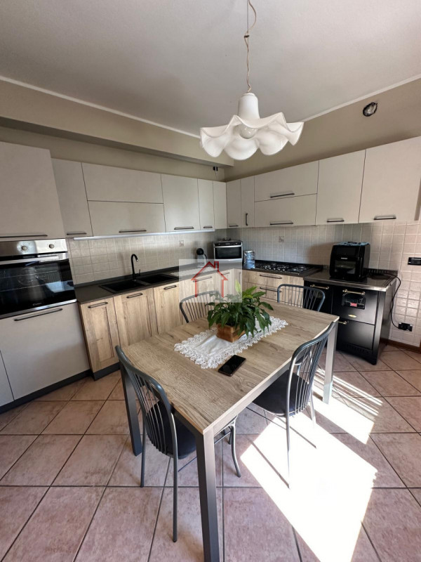 Proponiamo in vendita una splendida casa singola, situata nella tranquilla frazione di Venegazzù ...