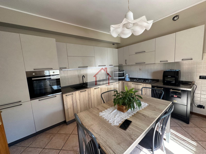 Proponiamo in vendita una splendida casa singola, situata nella tranquilla frazione di Venegazzù ...