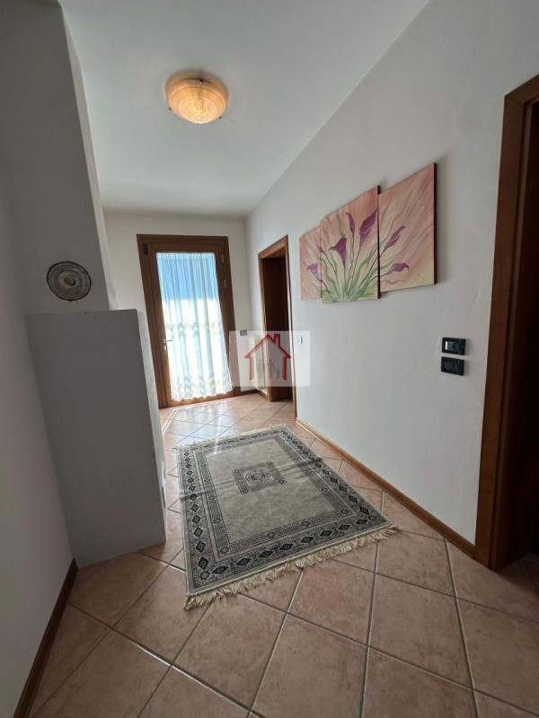 Proponiamo in vendita una splendida casa singola, situata nella tranquilla frazione di Venegazzù ...