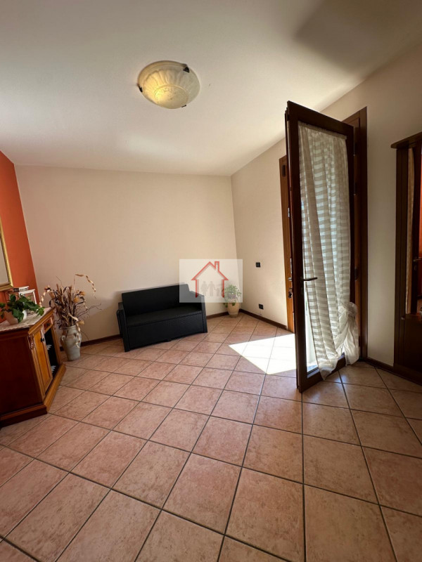 Proponiamo in vendita una splendida casa singola, situata nella tranquilla frazione di Venegazzù ...