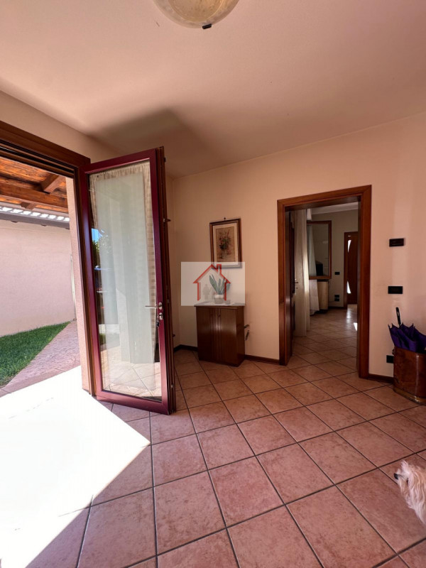 Proponiamo in vendita una splendida casa singola, situata nella tranquilla frazione di Venegazzù ...