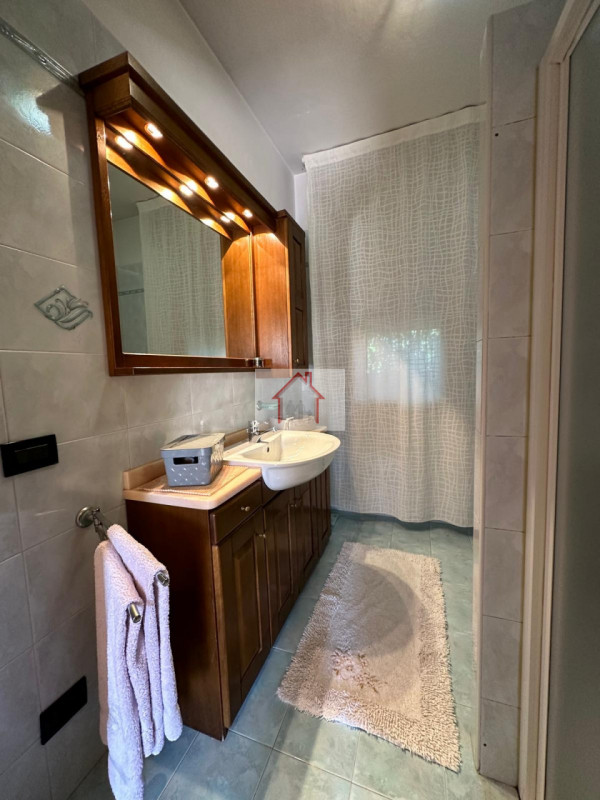 Proponiamo in vendita una splendida casa singola, situata nella tranquilla frazione di Venegazzù ...