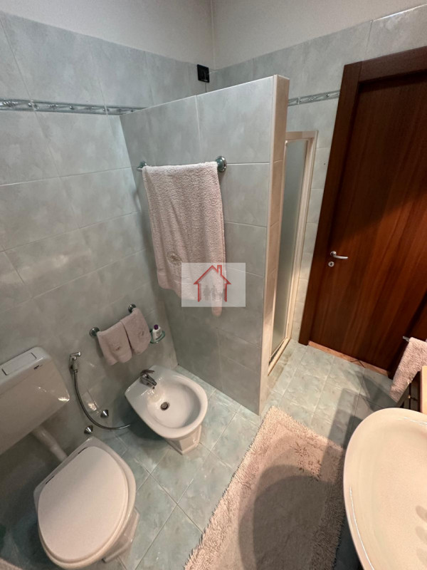 Proponiamo in vendita una splendida casa singola, situata nella tranquilla frazione di Venegazzù ...