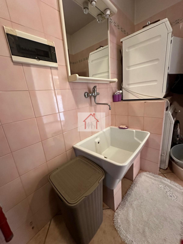 Proponiamo in vendita una splendida casa singola, situata nella tranquilla frazione di Venegazzù ...