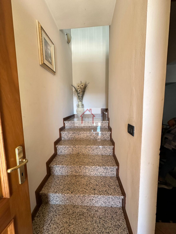 Proponiamo in vendita una splendida casa singola, situata nella tranquilla frazione di Venegazzù ...