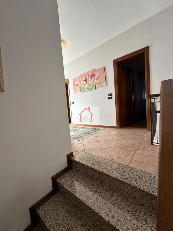 Proponiamo in vendita una splendida casa singola, situata nella tranquilla frazione di Venegazzù ...