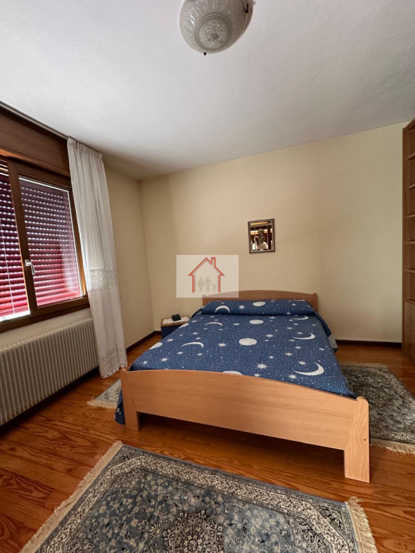 Proponiamo in vendita una splendida casa singola, situata nella tranquilla frazione di Venegazzù ...