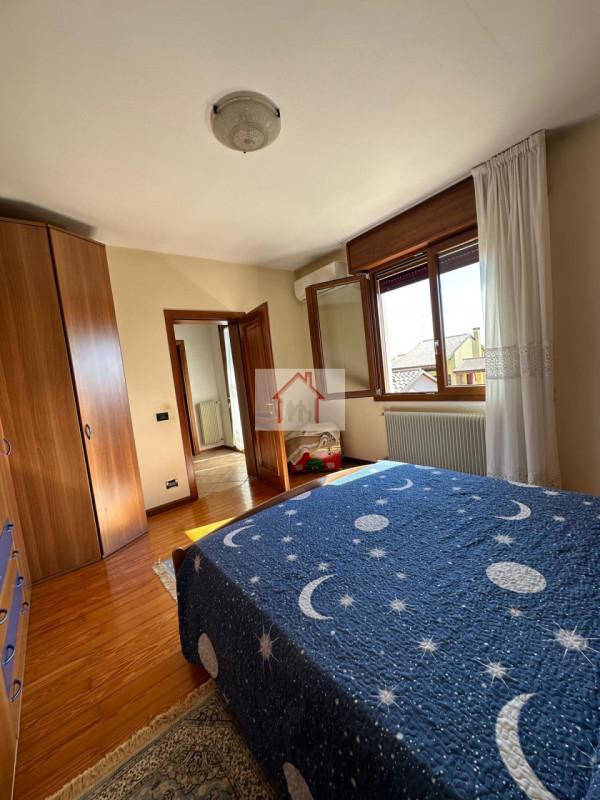 Proponiamo in vendita una splendida casa singola, situata nella tranquilla frazione di Venegazzù ...