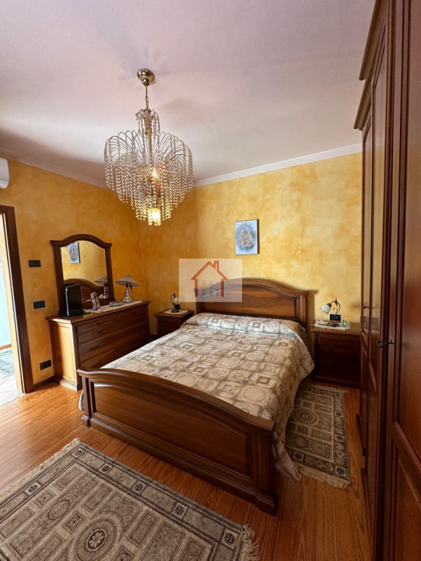 Proponiamo in vendita una splendida casa singola, situata nella tranquilla frazione di Venegazzù ...