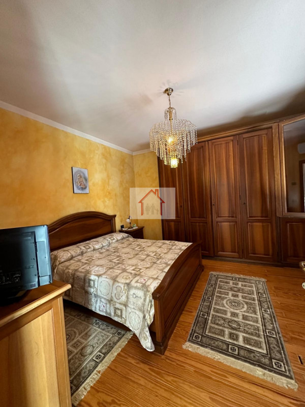 Proponiamo in vendita una splendida casa singola, situata nella tranquilla frazione di Venegazzù ...