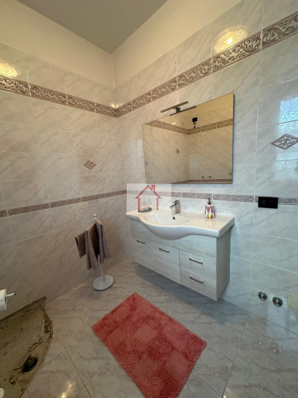 Proponiamo in vendita una splendida casa singola, situata nella tranquilla frazione di Venegazzù ...