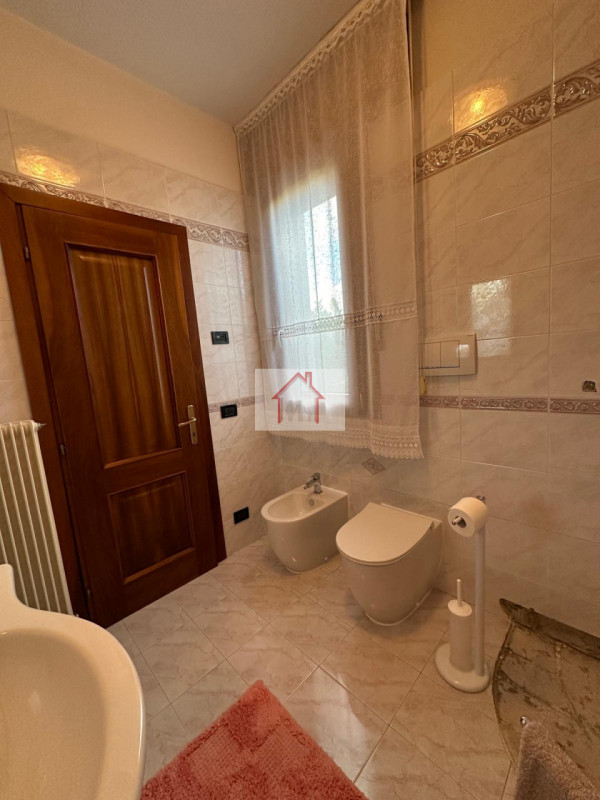 Proponiamo in vendita una splendida casa singola, situata nella tranquilla frazione di Venegazzù ...