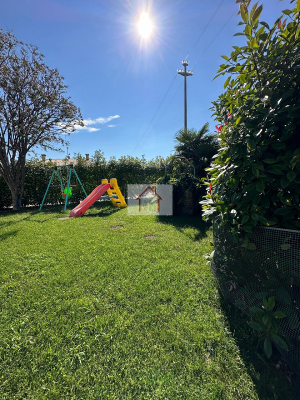 Proponiamo in vendita una splendida casa singola, situata nella tranquilla frazione di Venegazzù ...