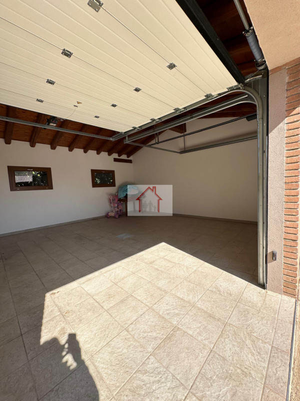 Proponiamo in vendita una splendida casa singola, situata nella tranquilla frazione di Venegazzù ...