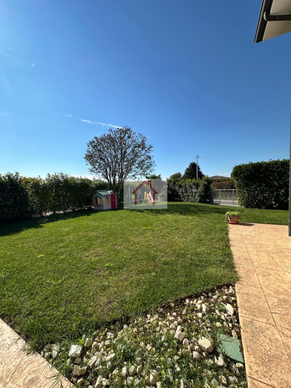 Proponiamo in vendita una splendida casa singola, situata nella tranquilla frazione di Venegazzù ...