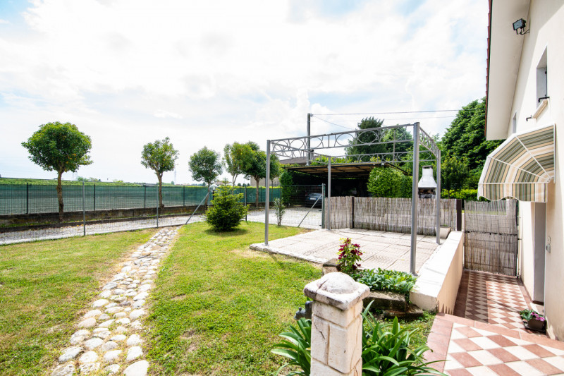 NOVENTA PADOVANA – Porzione di bifamiliare con giardino a pochi minuti dal centro

Proponiamo in ...