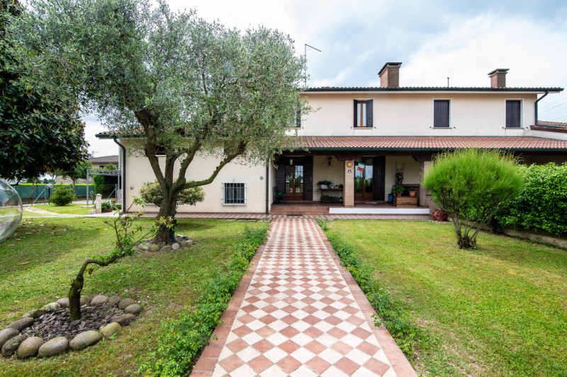 NOVENTA PADOVANA – Porzione di bifamiliare con giardino a pochi minuti dal centro

Proponiamo in ...