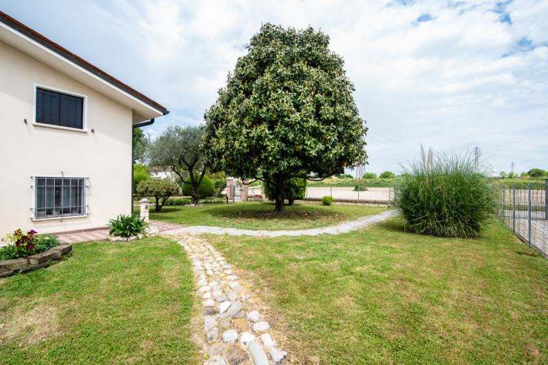 NOVENTA PADOVANA – Porzione di bifamiliare con giardino a pochi minuti dal centro

Proponiamo in ...