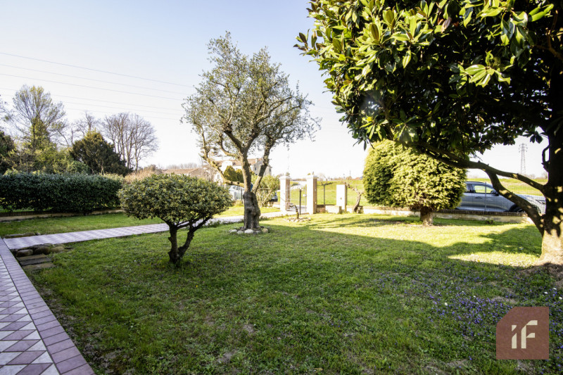 NOVENTA PADOVANA – Porzione di bifamiliare con giardino a pochi minuti dal centro

Proponiamo in ...