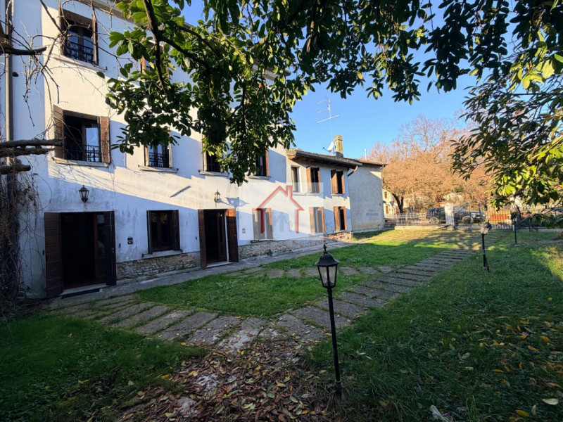 Rif: DB367
X INFO - Denis: 340. 254. 0785 
Proponiamo in vendita una splendida casa a schiera cen...