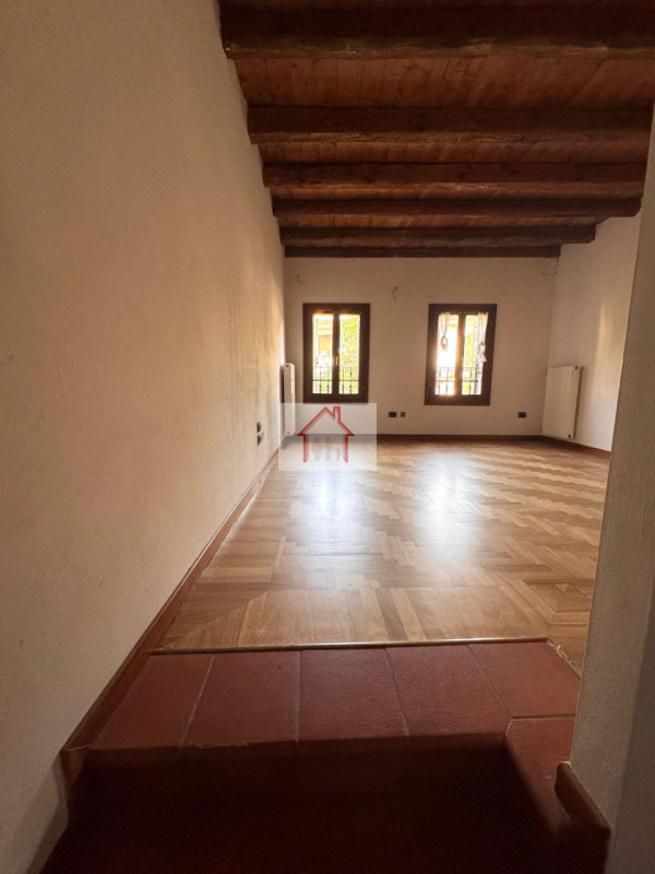 Rif: DB367
X INFO - Denis: 340. 254. 0785 
Proponiamo in vendita una splendida casa a schiera cen...