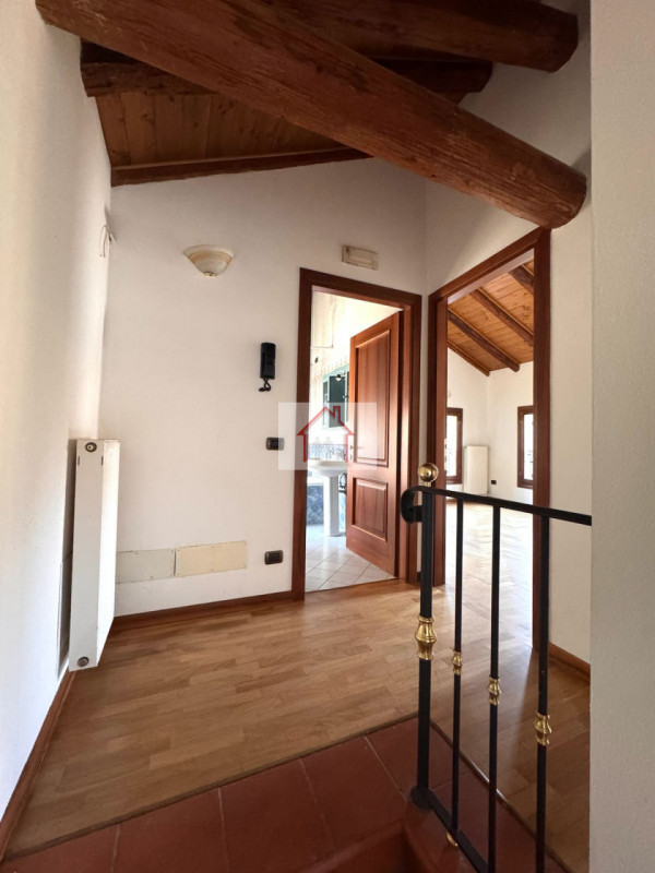Rif: DB367
X INFO - Denis: 340. 254. 0785 
Proponiamo in vendita una splendida casa a schiera cen...