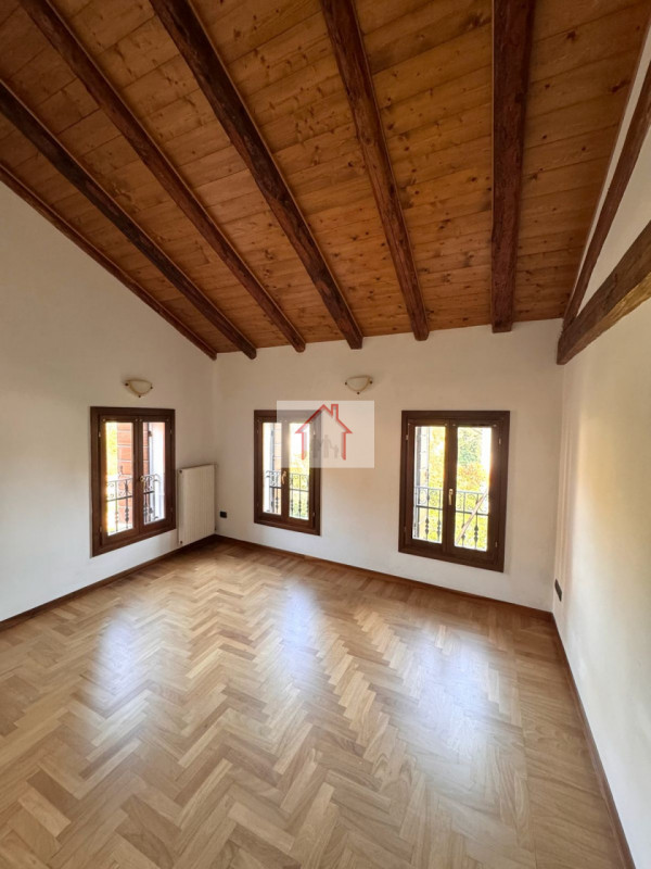 Rif: DB367
X INFO - Denis: 340. 254. 0785 
Proponiamo in vendita una splendida casa a schiera cen...
