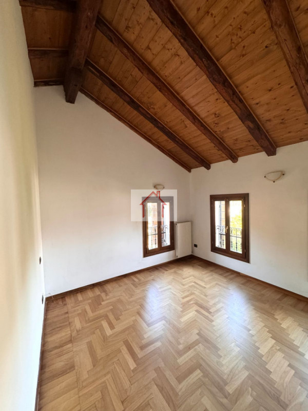 Rif: DB367
X INFO - Denis: 340. 254. 0785 
Proponiamo in vendita una splendida casa a schiera cen...