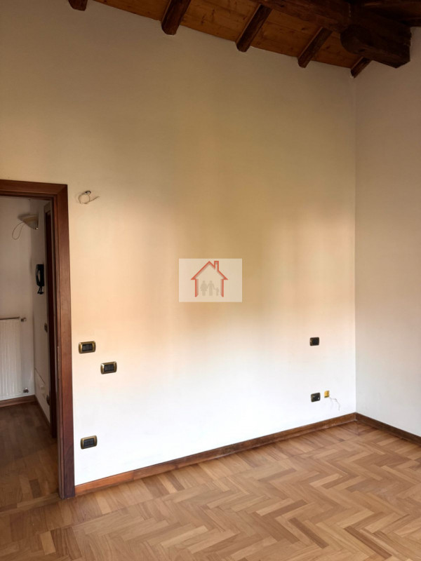 Rif: DB367
X INFO - Denis: 340. 254. 0785 
Proponiamo in vendita una splendida casa a schiera cen...