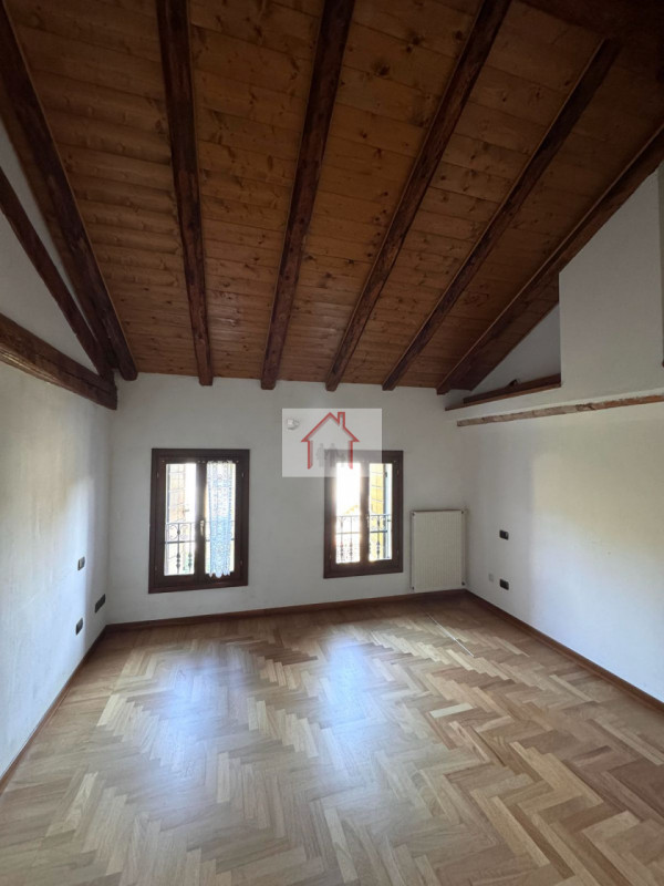 Rif: DB367
X INFO - Denis: 340. 254. 0785 
Proponiamo in vendita una splendida casa a schiera cen...