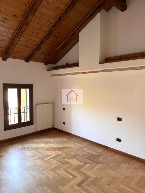 Rif: DB367
X INFO - Denis: 340. 254. 0785 
Proponiamo in vendita una splendida casa a schiera cen...
