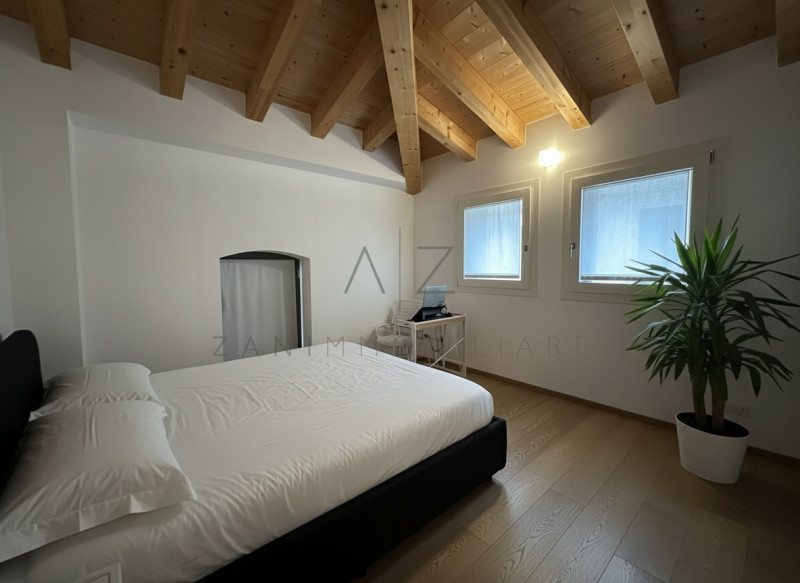 Nel centro storico di Castelfranco Veneto, proponiamo in affitto un raffinato appartamento triloc...