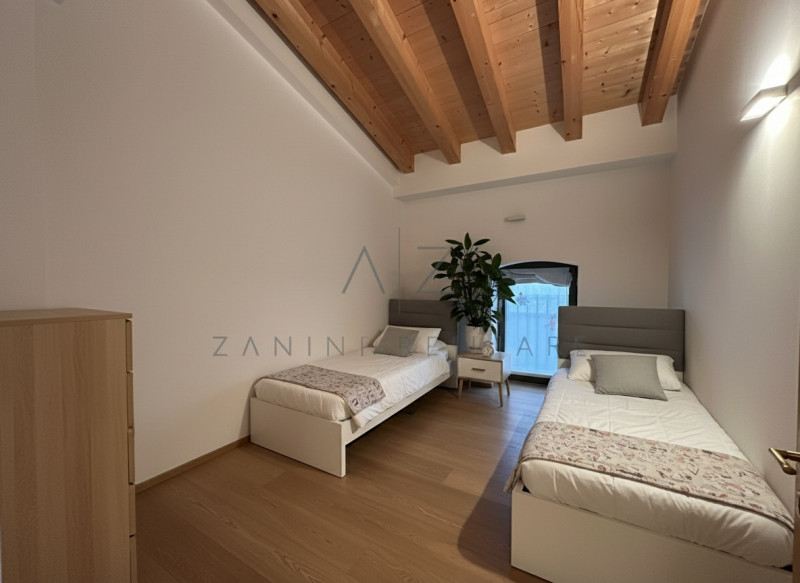 Nel centro storico di Castelfranco Veneto, proponiamo in affitto un raffinato appartamento triloc...