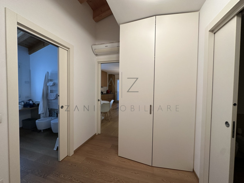 Nel centro storico di Castelfranco Veneto, proponiamo in affitto un raffinato appartamento triloc...