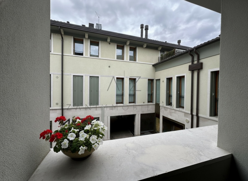 Nel centro storico di Castelfranco Veneto, proponiamo in affitto un raffinato appartamento triloc...
