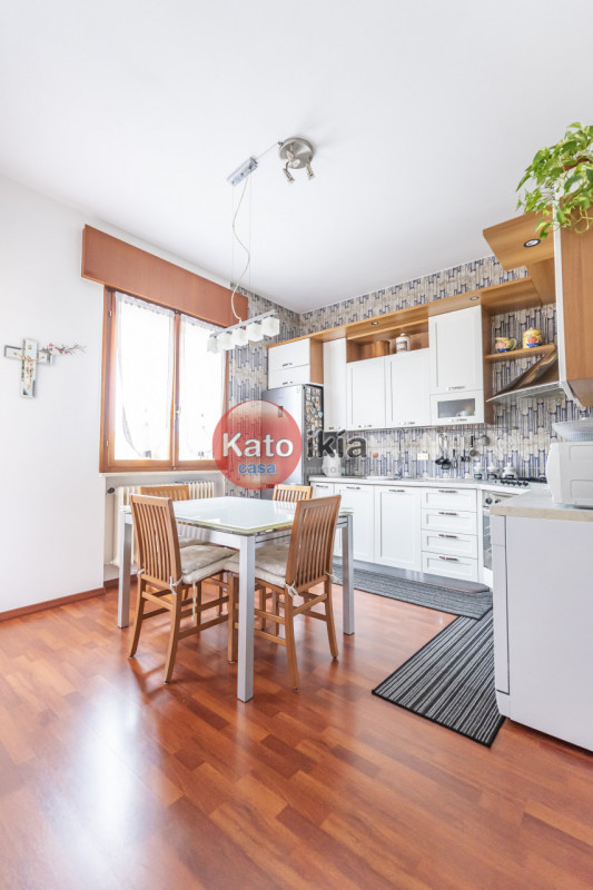 In palazzina curata di sole 6 unità, in via chiusa e tranquilla nel cuore di Creazzo, quadrilocal...