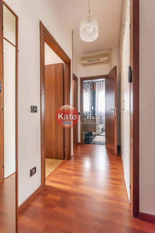 In palazzina curata di sole 6 unità, in via chiusa e tranquilla nel cuore di Creazzo, quadrilocal...