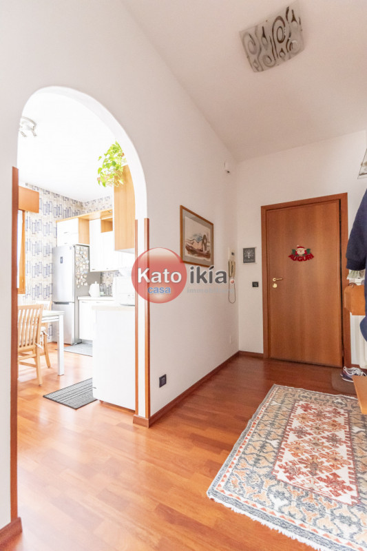 In palazzina curata di sole 6 unità, in via chiusa e tranquilla nel cuore di Creazzo, quadrilocal...