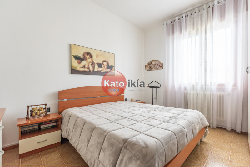 In palazzina curata di sole 6 unità, in via chiusa e tranquilla nel cuore di Creazzo, quadrilocal...