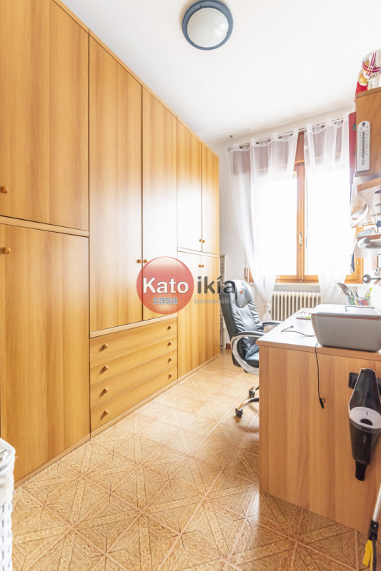 In palazzina curata di sole 6 unità, in via chiusa e tranquilla nel cuore di Creazzo, quadrilocal...