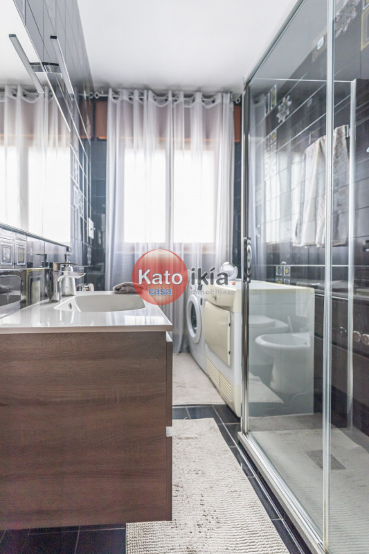 In palazzina curata di sole 6 unità, in via chiusa e tranquilla nel cuore di Creazzo, quadrilocal...