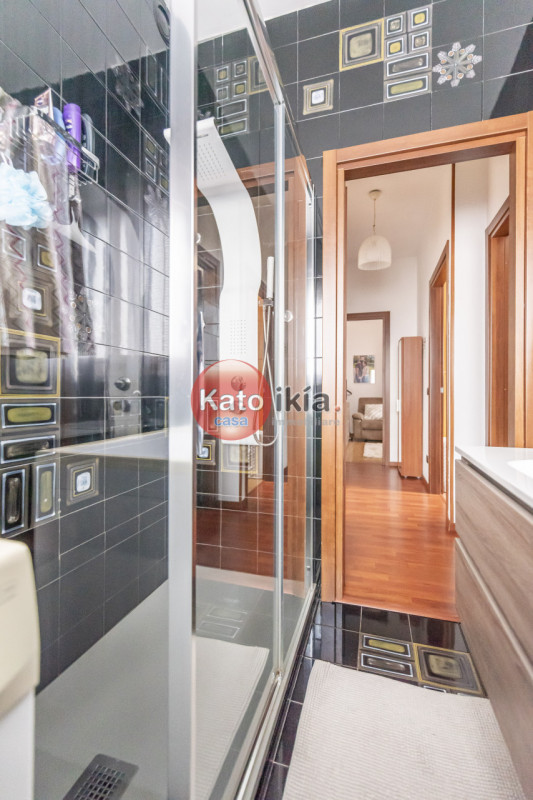 In palazzina curata di sole 6 unità, in via chiusa e tranquilla nel cuore di Creazzo, quadrilocal...