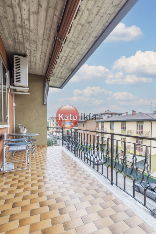 In palazzina curata di sole 6 unità, in via chiusa e tranquilla nel cuore di Creazzo, quadrilocal...