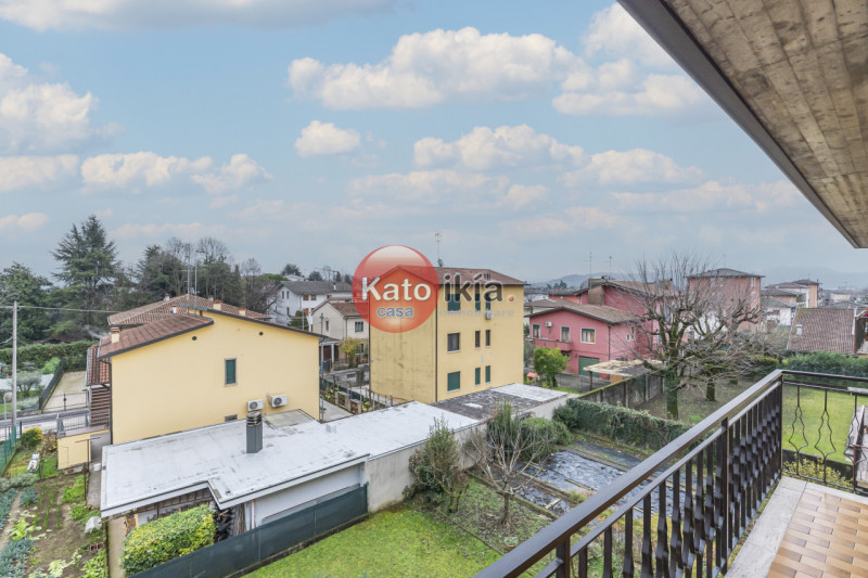In palazzina curata di sole 6 unità, in via chiusa e tranquilla nel cuore di Creazzo, quadrilocal...
