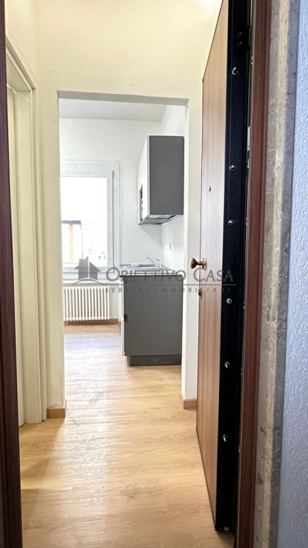 APD750 - Affittasi luminoso monolocale completamente ristrutturato situato in posizione centralis...