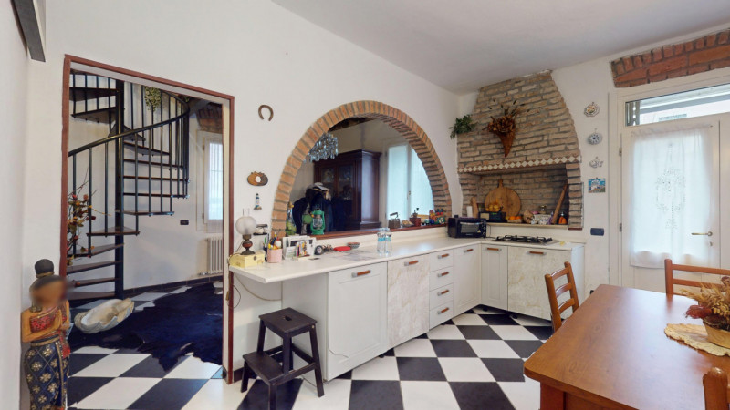 TI INVITIAMO A VISITARE PRIMA IL VIRTUL TOUR 3D DELL'APPARTAMENTO.
COSI' POTRAI VISITARLO SOLO SE...